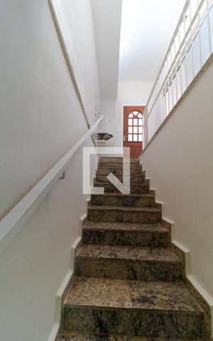 Casa à venda com 300m², 4 quartos e 4 vagas Casa à venda com 300m², 4 quartos e 4 vagasEscada