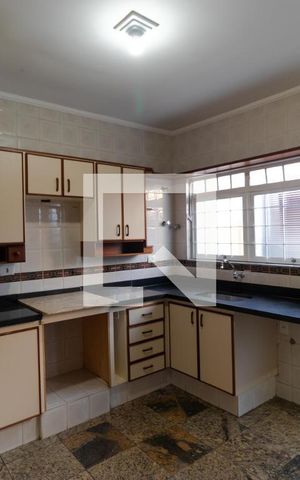 Casa à venda com 300m², 4 quartos e 4 vagas Casa à venda com 300m², 4 quartos e 4 vagasCozinha