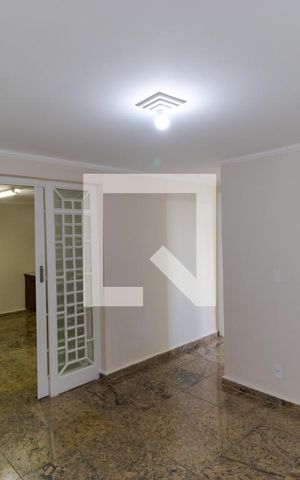 Casa à venda com 300m², 4 quartos e 4 vagas Casa à venda com 300m², 4 quartos e 4 vagasSala de TV