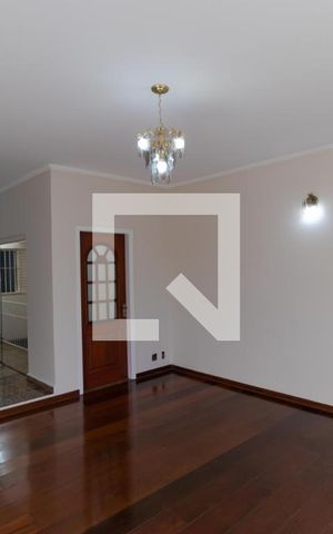 Casa à venda com 300m², 4 quartos e 4 vagas Casa à venda com 300m², 4 quartos e 4 vagasSala de Estar