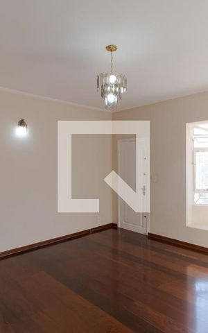 Casa à venda com 300m², 4 quartos e 4 vagas Casa à venda com 300m², 4 quartos e 4 vagasSala de Estar