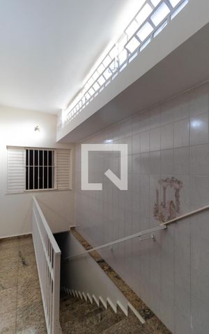 Casa à venda com 300m², 4 quartos e 4 vagas Casa à venda com 300m², 4 quartos e 4 vagasEscada