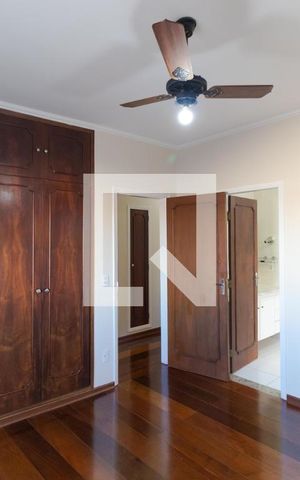 Casa à venda com 300m², 4 quartos e 4 vagas Casa à venda com 300m², 4 quartos e 4 vagasSuíte