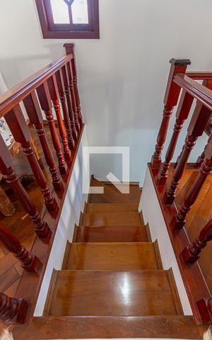 Casa à venda com 275m², 3 quartos e 5 vagas Casa à venda com 275m², 3 quartos e 5 vagasEscada Dormitórios