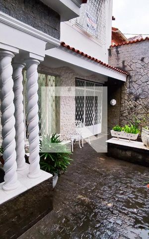 Casa de condomínio à venda com 300m², 4 quartos e 3 vagas Casa de condomínio à venda com 300m², 4 quartos e 3 vagasVaranda