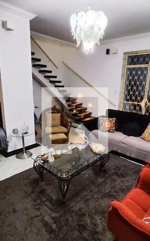 Casa de condomínio à venda com 300m², 4 quartos e 3 vagas Casa de condomínio à venda com 300m², 4 quartos e 3 vagasSala