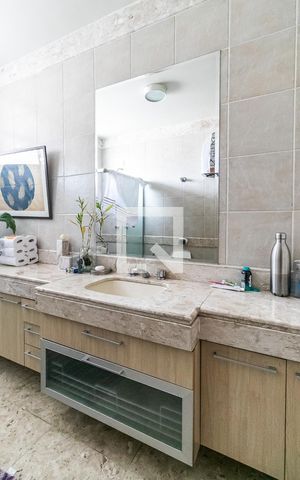 Casa à venda com 7272m², 5 quartos e 20 vagas Casa à venda com 7272m², 5 quartos e 20 vagasBanheiro Social