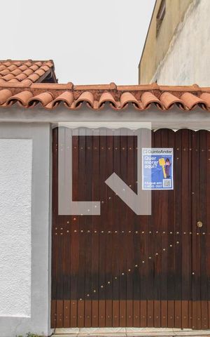 Casa para alugar com 256m², 3 quartos e 3 vagas Casa para alugar com 256m², 3 quartos e 3 vagasFachada