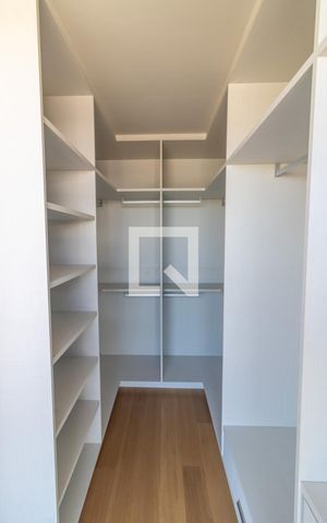 Casa de condomínio à venda com 1200m², 4 quartos e 3 vagas Casa de condomínio à venda com 1200m², 4 quartos e 3 vagasSuíte Master 2 - closet