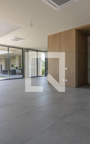 Casa de condomínio à venda com 1200m², 4 quartos e 3 vagas Casa de condomínio à venda com 1200m², 4 quartos e 3 vagasSala