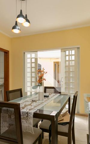 Casa à venda com 240m², 3 quartos e 2 vagas Casa à venda com 240m², 3 quartos e 2 vagasCopa