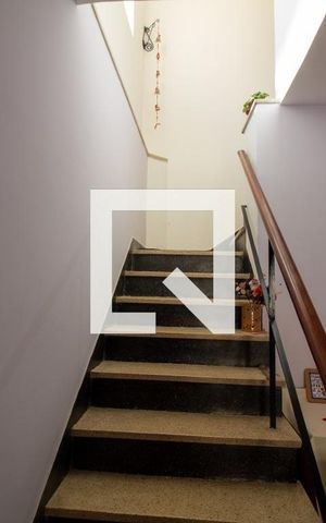 Casa à venda com 158m², 3 quartos e 2 vagas Casa à venda com 158m², 3 quartos e 2 vagasEscada