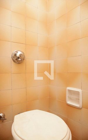 Apartamento para alugar com 70m², 2 quartos e sem vagaBanheiro da Suíte