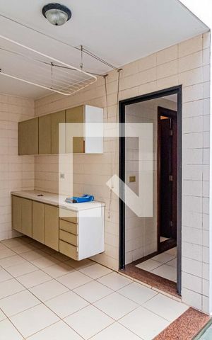 Casa de condomínio à venda com 820m², 4 quartos e 6 vagasLavanderia