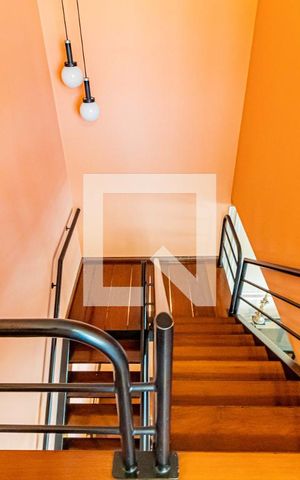 Casa de condomínio à venda com 820m², 4 quartos e 6 vagasEscada
