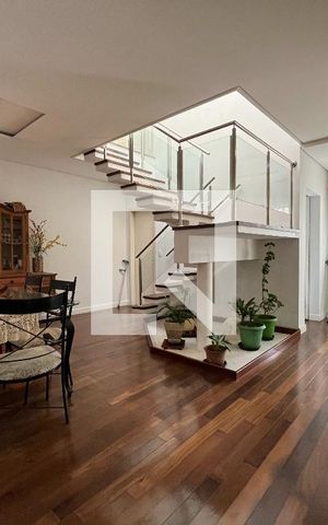 Casa à venda com 380m², 5 quartos e 3 vagas Casa à venda com 380m², 5 quartos e 3 vagasSala