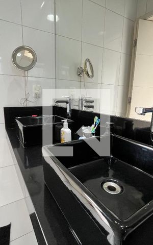 Casa à venda com 380m², 5 quartos e 3 vagas Casa à venda com 380m², 5 quartos e 3 vagasBanheiro da Suíte 1