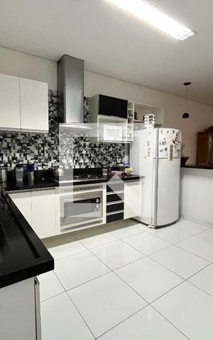 Casa à venda com 380m², 5 quartos e 3 vagas Casa à venda com 380m², 5 quartos e 3 vagasCozinha