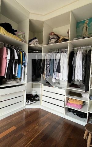 Casa à venda com 380m², 5 quartos e 3 vagas Casa à venda com 380m², 5 quartos e 3 vagasCloset suite 1