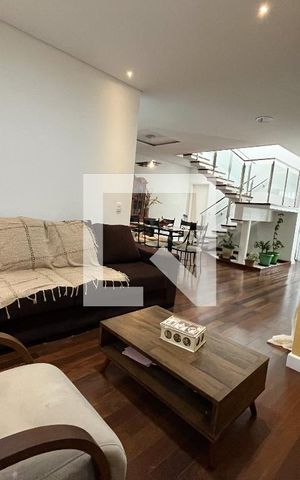 Casa à venda com 380m², 5 quartos e 3 vagas Casa à venda com 380m², 5 quartos e 3 vagasSala