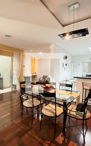 Casa à venda com 380m², 5 quartos e 3 vagas Casa à venda com 380m², 5 quartos e 3 vagasSala