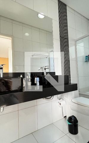 Casa à venda com 380m², 5 quartos e 3 vagas Casa à venda com 380m², 5 quartos e 3 vagasBanheiro da Suíte 1