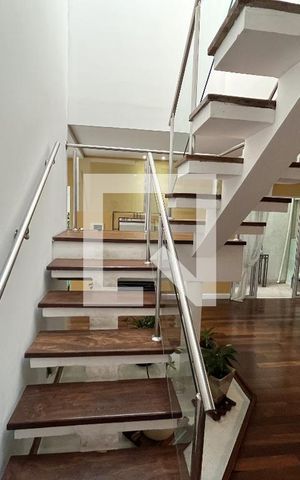 Casa à venda com 380m², 5 quartos e 3 vagas Casa à venda com 380m², 5 quartos e 3 vagasEscada