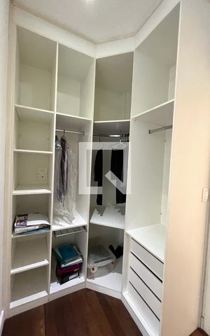 Casa à venda com 380m², 5 quartos e 3 vagas Casa à venda com 380m², 5 quartos e 3 vagasCloset suite 2
