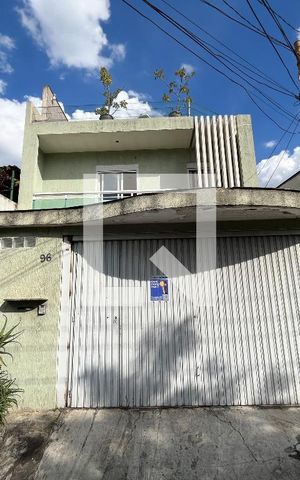 Casa à venda com 380m², 5 quartos e 3 vagas Casa à venda com 380m², 5 quartos e 3 vagasFachada