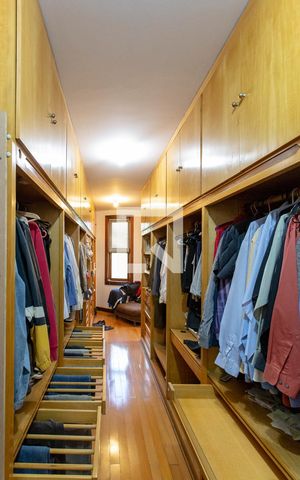 Casa à venda com 522m², 5 quartos e 5 vagas Casa à venda com 522m², 5 quartos e 5 vagasCloset do quarto
