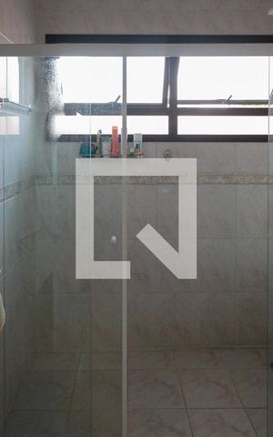 Casa à venda com 320m², 4 quartos e 5 vagas Casa à venda com 320m², 4 quartos e 5 vagasBanheiro da Suíte