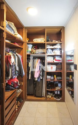 Casa à venda com 320m², 4 quartos e 5 vagas Casa à venda com 320m², 4 quartos e 5 vagasCloset