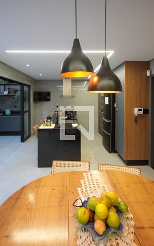 Casa à venda com 320m², 4 quartos e 5 vagas Casa à venda com 320m², 4 quartos e 5 vagasCozinha