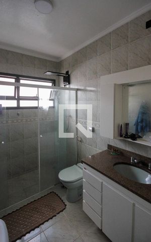 Casa à venda com 320m², 4 quartos e 5 vagas Casa à venda com 320m², 4 quartos e 5 vagasBanheiro