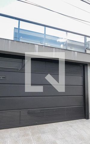 Casa à venda com 320m², 4 quartos e 5 vagas Casa à venda com 320m², 4 quartos e 5 vagasFachada