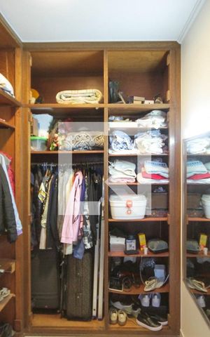 Casa à venda com 320m², 4 quartos e 5 vagas Casa à venda com 320m², 4 quartos e 5 vagasCloset
