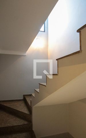 Casa à venda com 320m², 4 quartos e 5 vagas Casa à venda com 320m², 4 quartos e 5 vagasescada