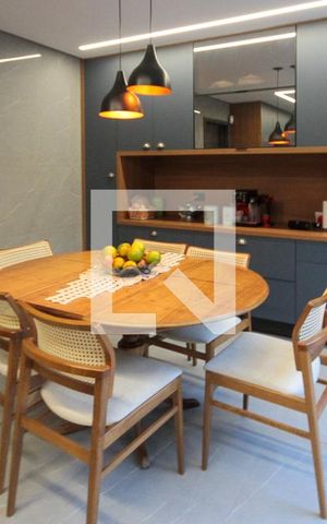 Casa à venda com 320m², 4 quartos e 5 vagas Casa à venda com 320m², 4 quartos e 5 vagasCozinha