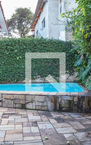 Casa à venda com 300m², 3 quartos e 4 vagas Casa à venda com 300m², 3 quartos e 4 vagasPiscina e Churrasqueira