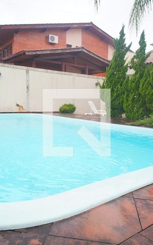 Casa à venda com 246m², 3 quartos e 2 vagasPiscina