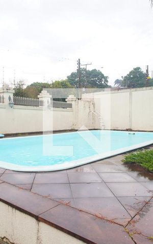 Casa à venda com 246m², 3 quartos e 2 vagasPiscina