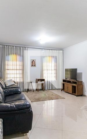 Casa para alugar com 192m², 4 quartos e 2 vagasSala