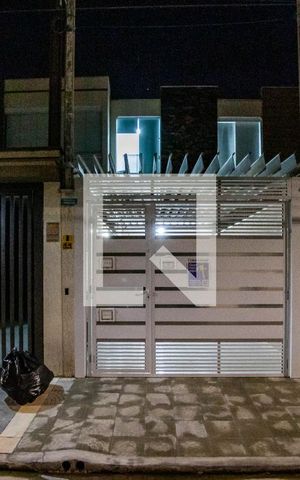 Casa à venda com 140m², 3 quartos e 2 vagas Casa à venda com 140m², 3 quartos e 2 vagasFachada