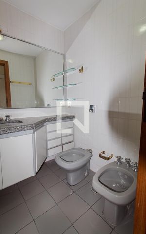 Apartamento à venda com 241m², 5 quartos e 4 vagas Apartamento à venda com 241m², 5 quartos e 4 vagasBanheiro da Suíte 1