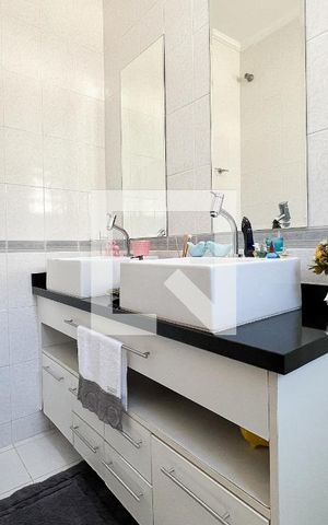 Casa à venda com 240m², 2 quartos e 3 vagasBanheiro do Quarto 1