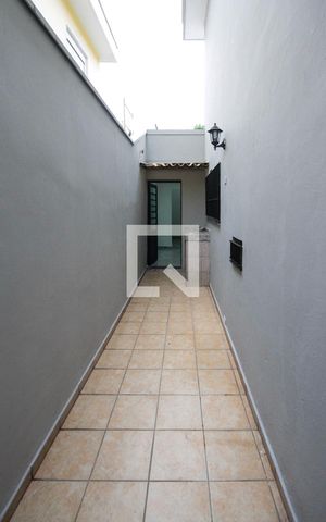 Casa à venda com 129m², 2 quartos e 2 vagasCorredor externo