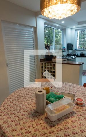 Casa à venda com 323m², 4 quartos e 3 vagas Casa à venda com 323m², 4 quartos e 3 vagasCozinha