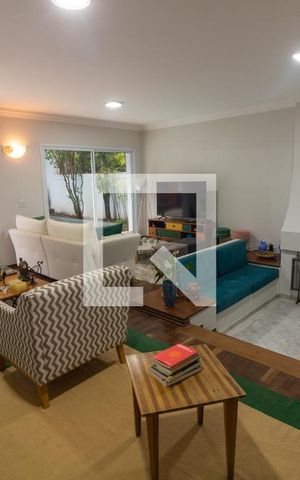 Casa à venda com 323m², 4 quartos e 3 vagas Casa à venda com 323m², 4 quartos e 3 vagasSala