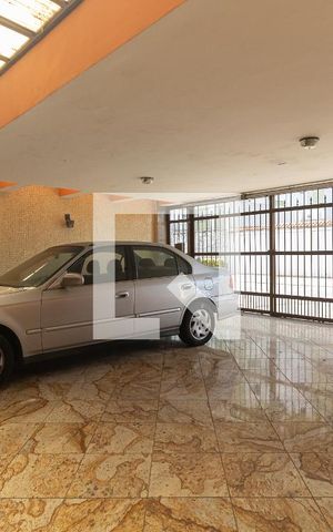 Casa para alugar com 257m², 4 quartos e 6 vagas Casa para alugar com 257m², 4 quartos e 6 vagasGaragem