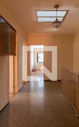 Casa para alugar com 257m², 4 quartos e 6 vagas Casa para alugar com 257m², 4 quartos e 6 vagasHall dos Quartos
